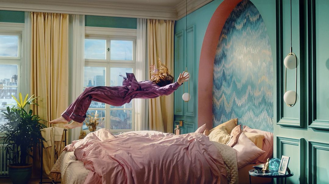 Oseba, ki pada na posteljo